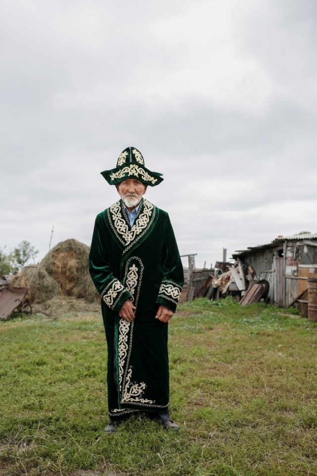 Аксакал — пожилой уважаемый человек — в национальной одежде. Деревня Селивановка, Омская область