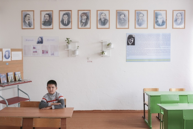 Класс родного (казахского) языка в школе. В области существует несколько школ, где изучается казахский язык, проводятся областные олимпиады. Однако в последнее время количество учебных часов сократилось.В повседневной жизни между собой казахи общаются на родном языке. Аул Каскат, Омская область