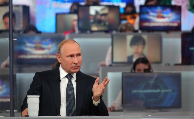 Владимир Путин во время «Прямой линии» 