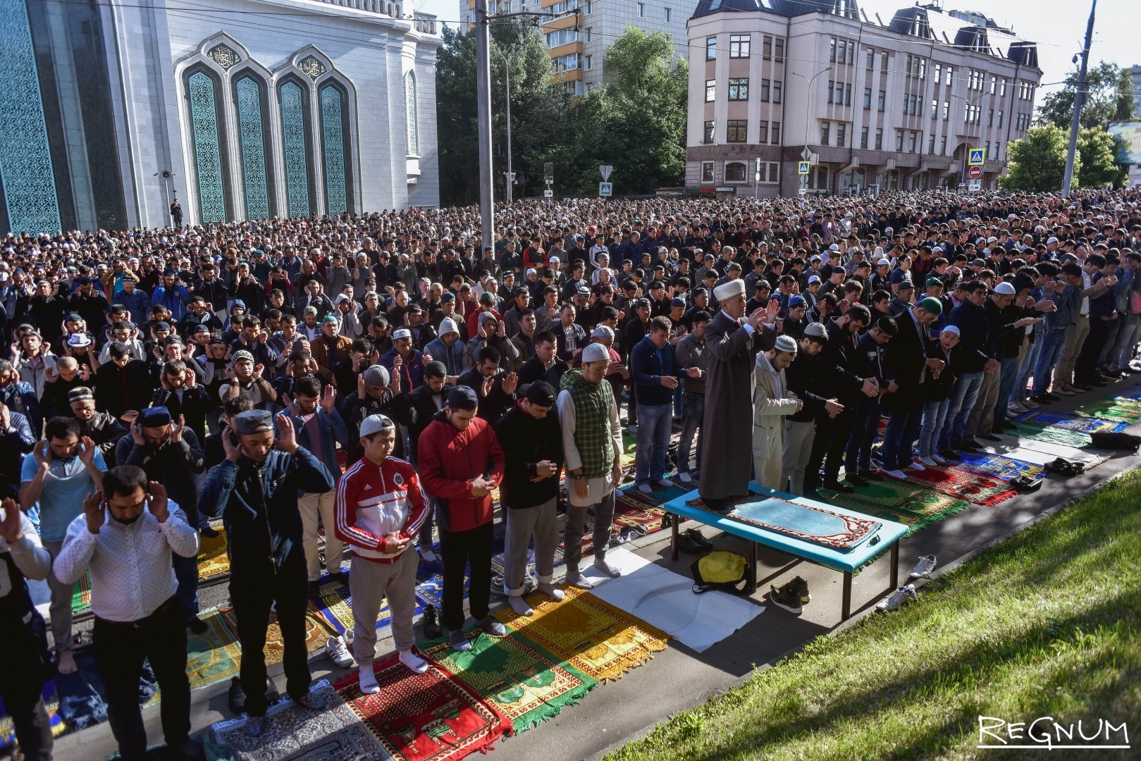 Мусульмане Москвы совершили намаз в честь праздника Ураза-байрам