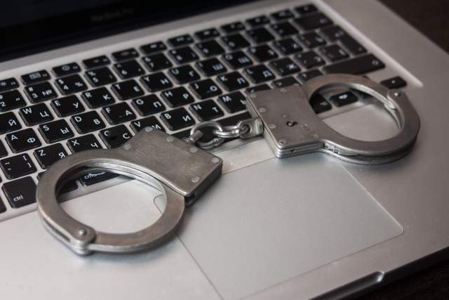 Наручники браслеты арест задержание компьютер 