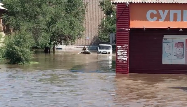 Наводнение в Чите: люди передвигаются на лодках