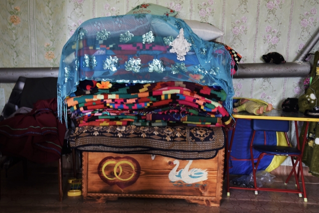 Семейный сундук с ковровыми изделиями в доме Рабиги Салиховны Ярмиевой. Древняя традиция — хранить дорогие и старинные изделия в сундуке и передавать детям и внукам из поколения в поколение. Село Саитбаба, Башкирия