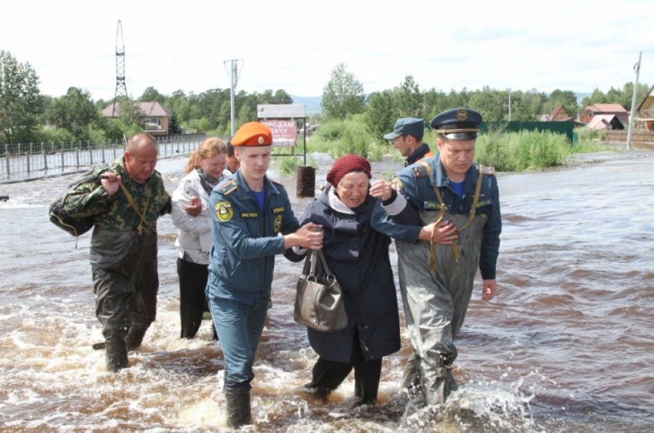 МЧС России наводнение в 2013 году в России. Паводок МЧС. МЧС наводнение. МЧС спасает от наводнения.