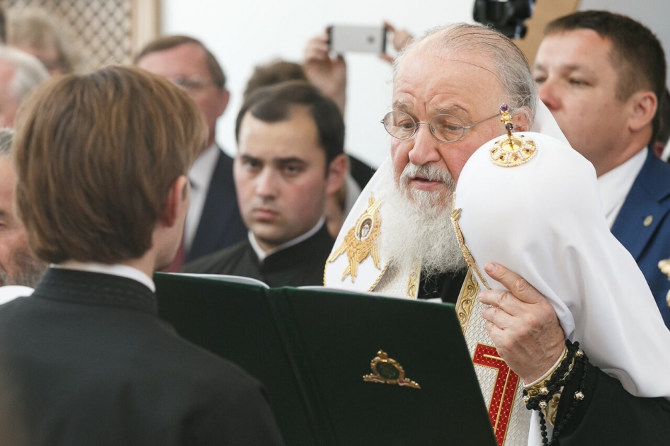 Подчинение церкви. Патриарх Кирилл. Патриарх Кирилл Пионер. Кирилл Патриарх прибыл. Сейчас православную Церковь возглавляет Патриарх Кирилл.