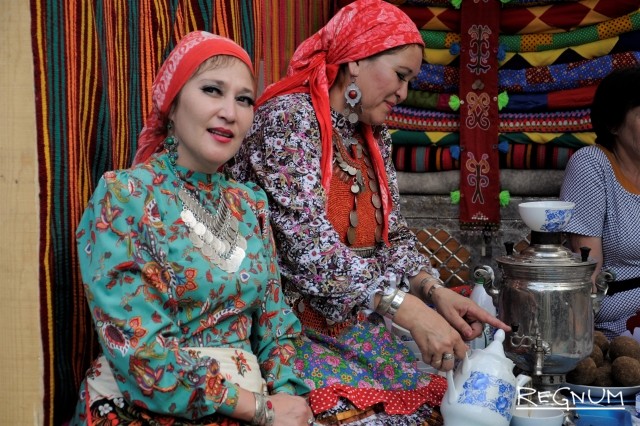 Девушки наливают чай в татарской деревне