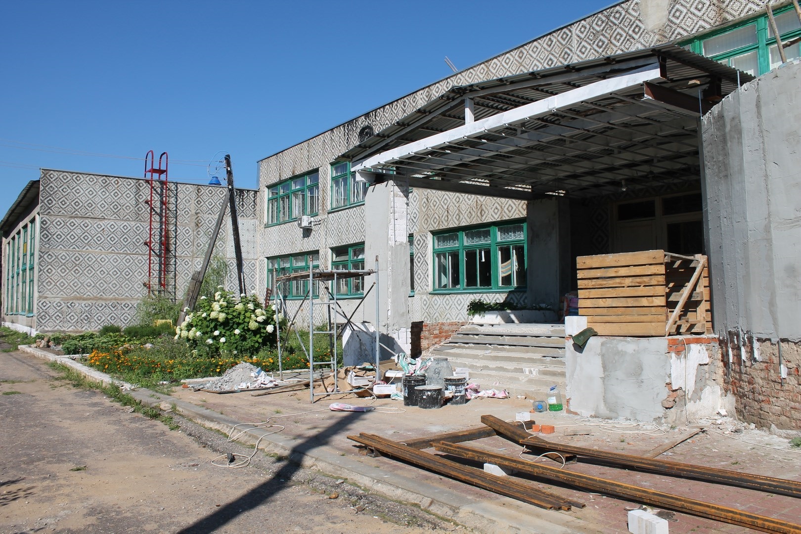 В калужской деревне Рыляки детям предлагают учиться в затопленной школе