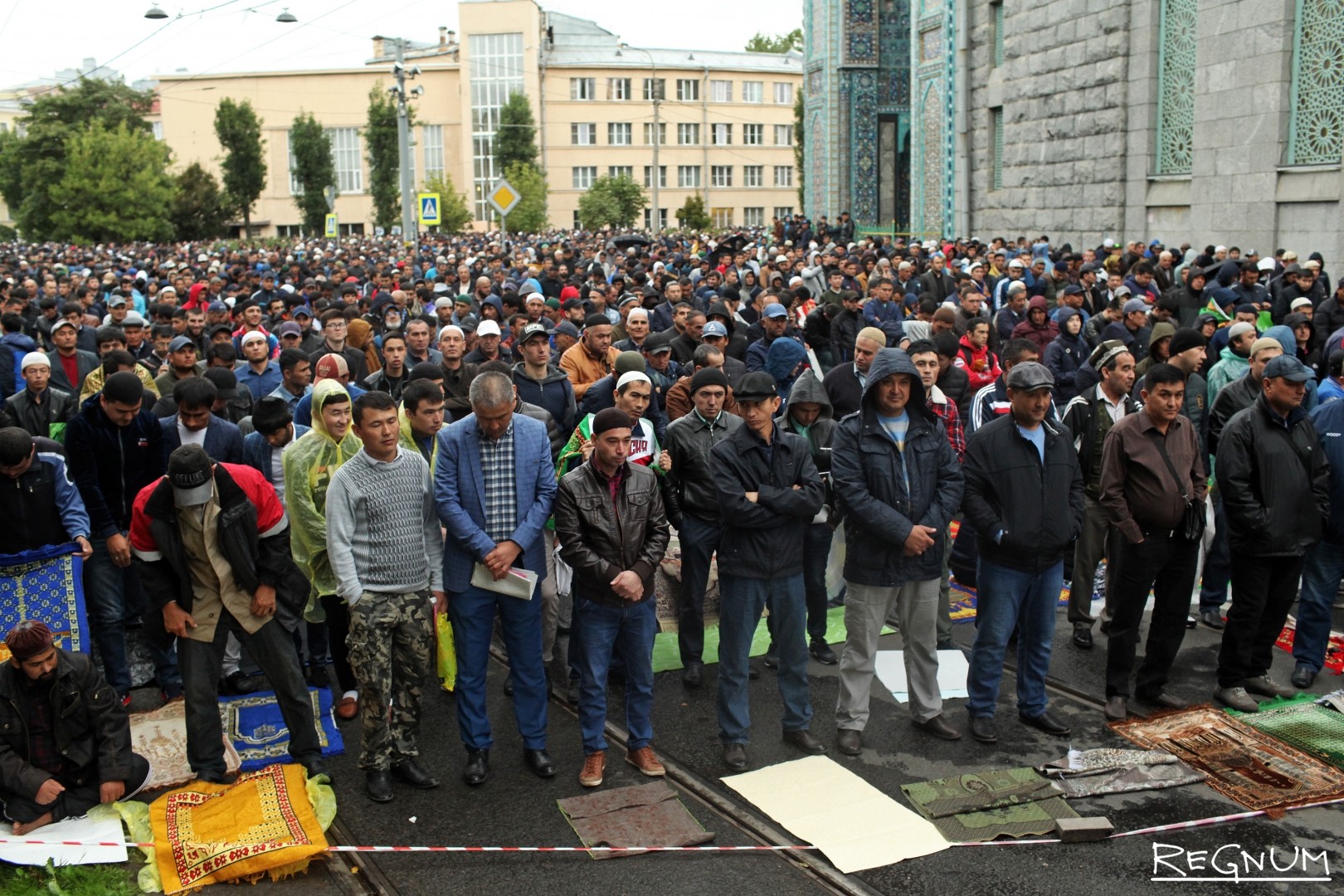 Более 100 тыс. человек отметили Курбан-байрам у Соборной мечети Петербурга