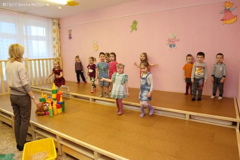В Москве строительный кран упал на территорию детского сада