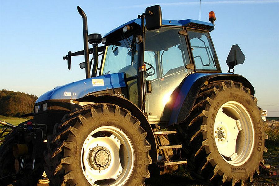 ДТП в Приангарье: LADA Largus отбросил трактор в кювет