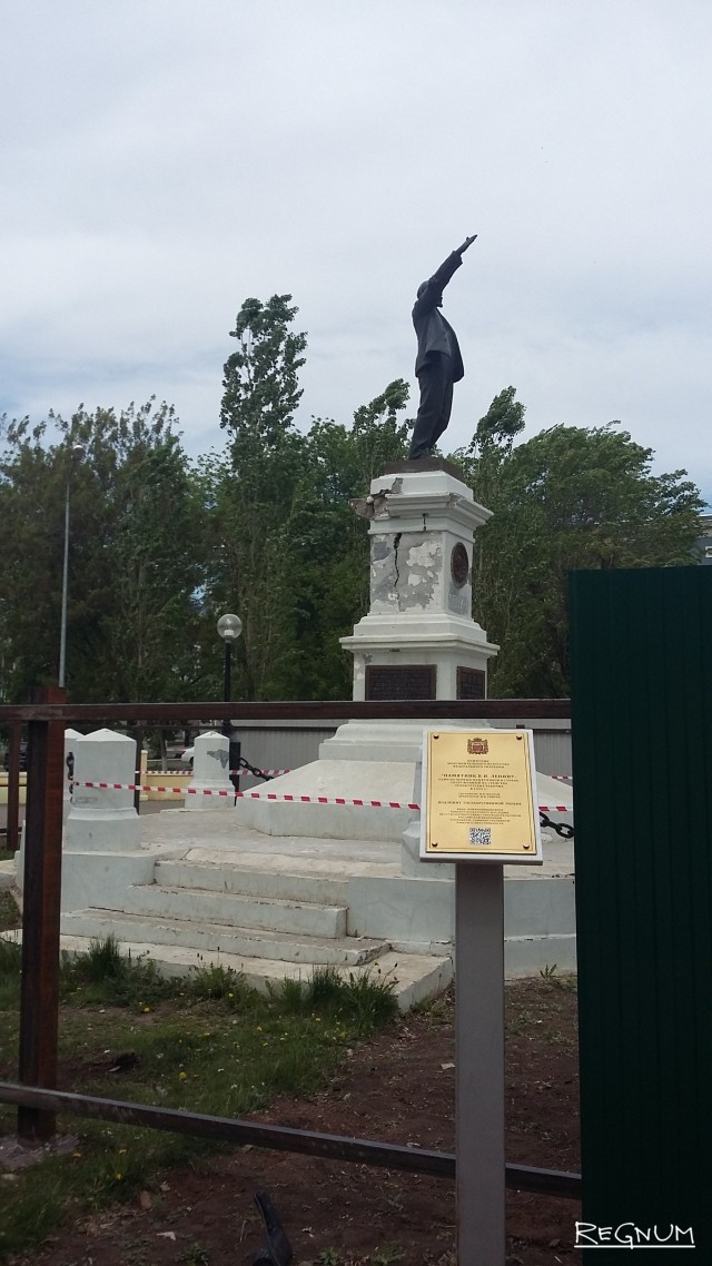 В Оренбурге старейший памятник В.И.Ленину в аварийном состоянии