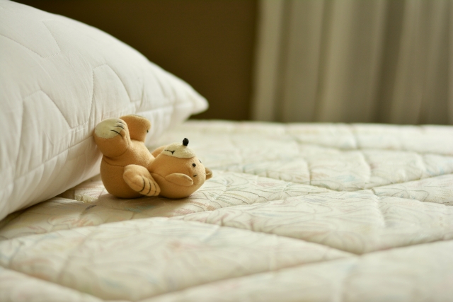 Что делать, если ребенок упал с кровати?