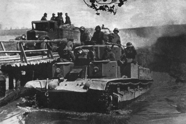 Советские танки форсируют реку в Западной Белоруссии. 1939