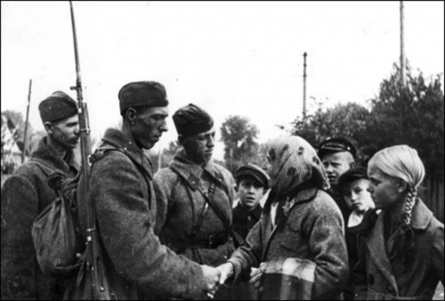 Население Западной Белоруссии встречает советские войска. 1939
