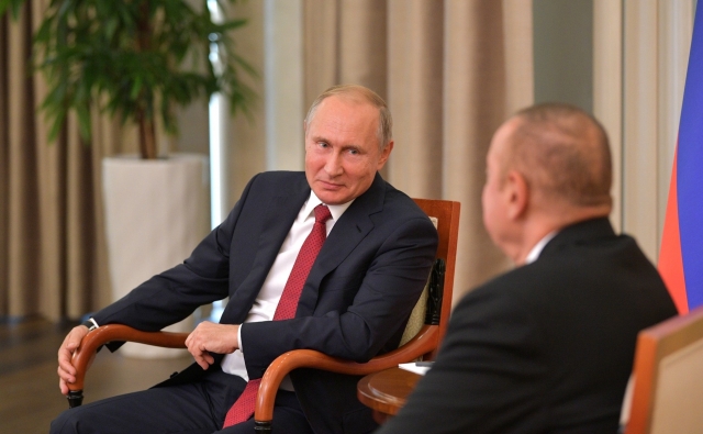 Владимир Путин беседует с Ильхамом Алиевом 