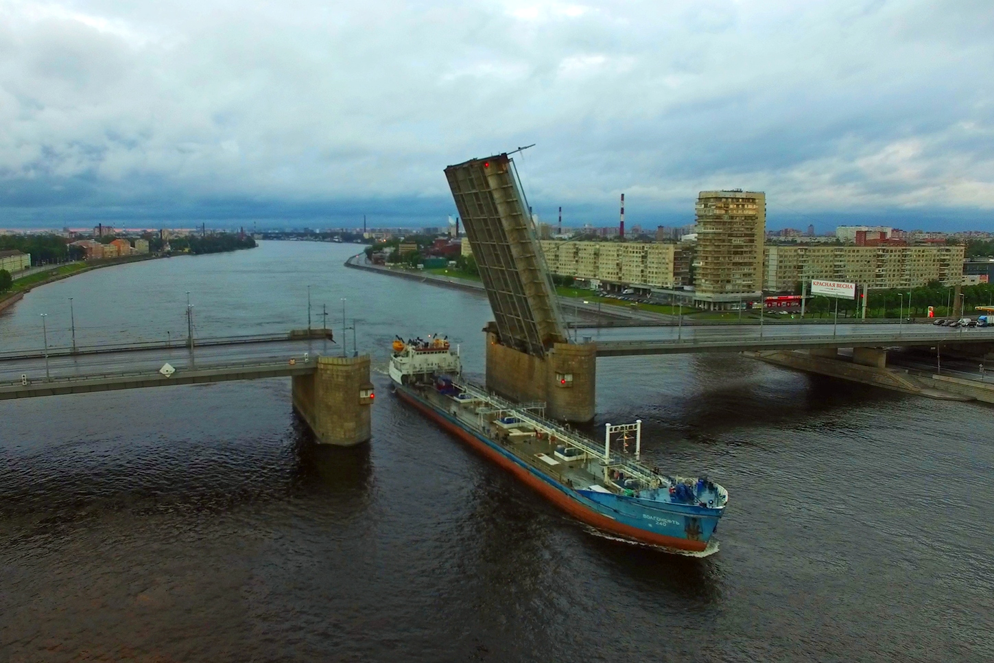 Установлена причина самопроизвольной разводки Володарского моста над Невой