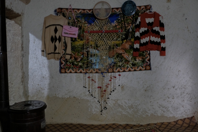 Интерьер дома, выскребенного в конусе, деревня Чавушин