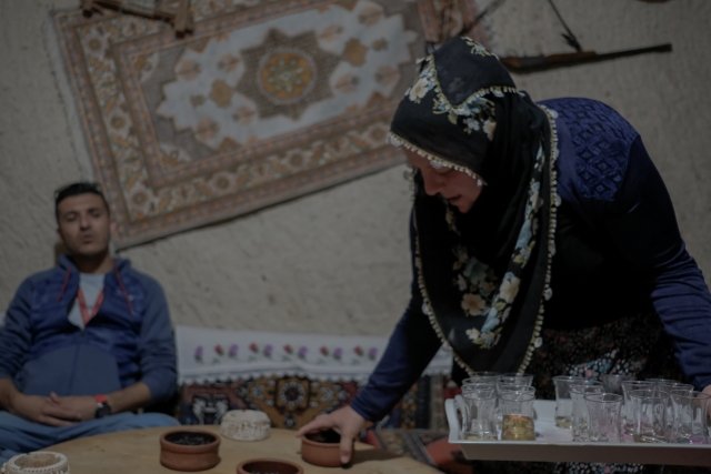 Местная жительница угощает гостей чаем, деревня Чавушин