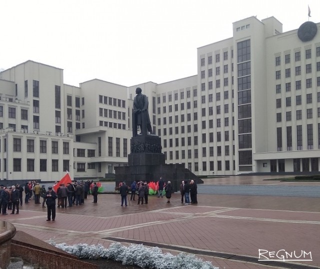 Белорусские коммунисты возлагают цветы памятнику Ленину 7 ноября в Минске