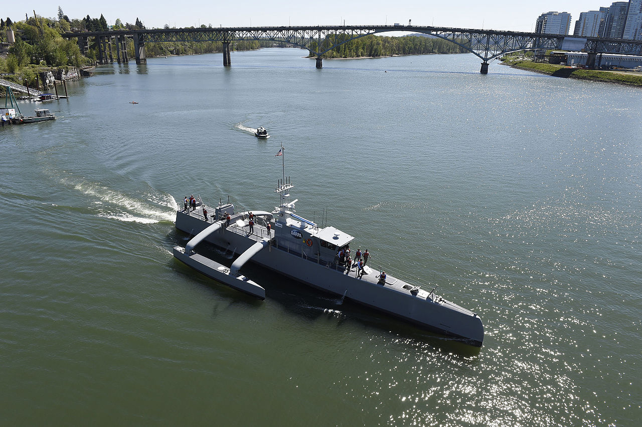 Беспилотный корабль Sea Hunter ВМС США прибыл в Перл-Харбор