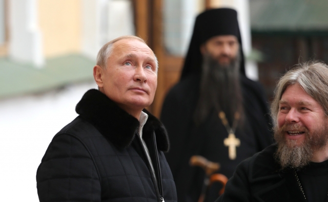 Владимир Путин и митрополит Тихон в Псково-Печерском монастыре