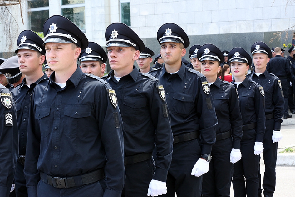 Полиция перевод. Курсанты полицейской Академии. Курсанты полицейские в США. Форма курсантов полиции Украины. Украинская парадная форма полиции.