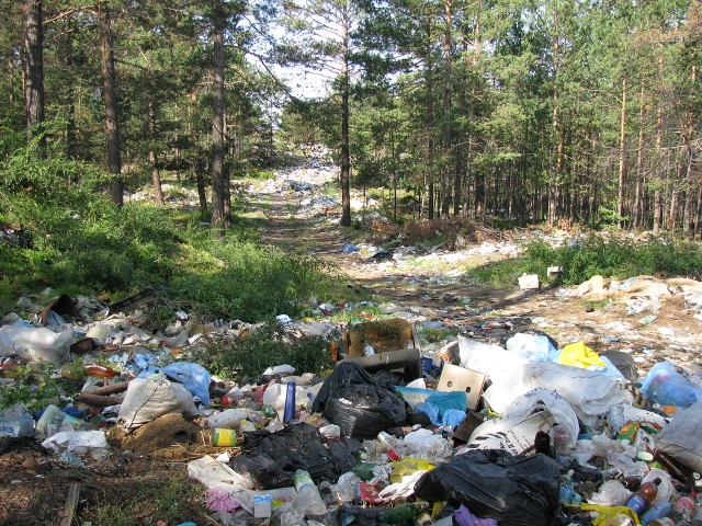 Свалка бытовых отходов рядом с Байкалом. п. Хужир