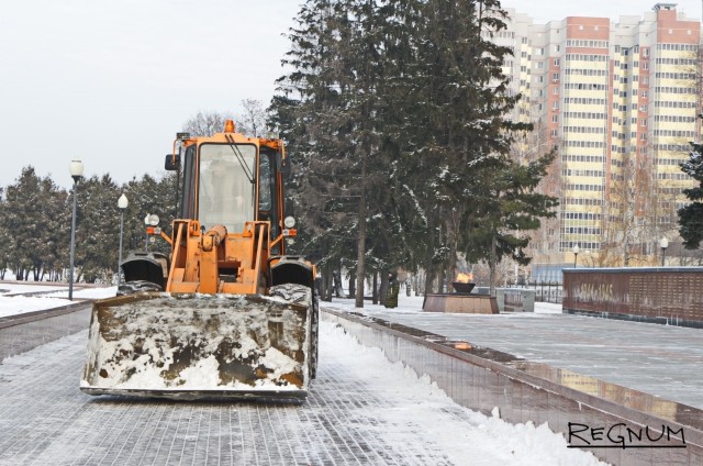 Снегоуборочная техника очищает памятник Славы 