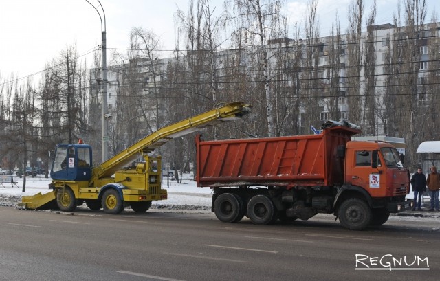 Снегоуборочная техника на Московском проспекте в Воронеже 