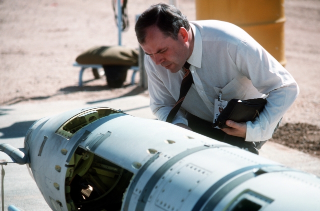 Советский инспектор изучает ракету Томагавк наземного базирования перед её уничтожением. Октябрь 1988 года