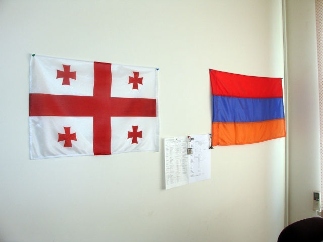 Флаги Грузии (слева) и Армении 