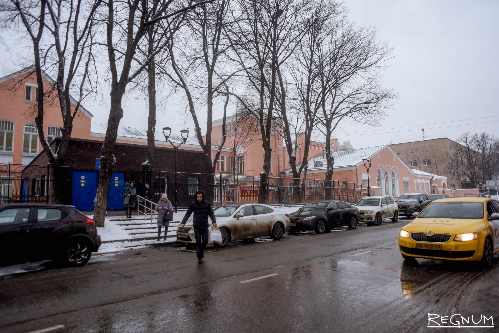 Вокруг детских больниц Москвы нет доступных парковок — фоторепортаж