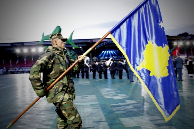 Солдат с флагом Косово 