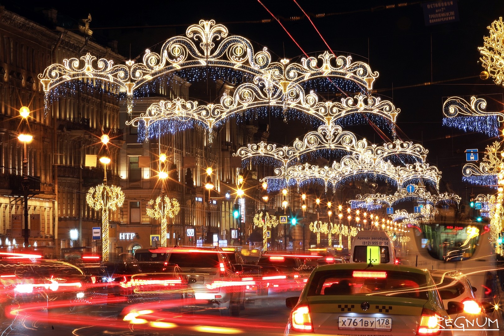 Новогодний Петербург: где богато, а где скудновато