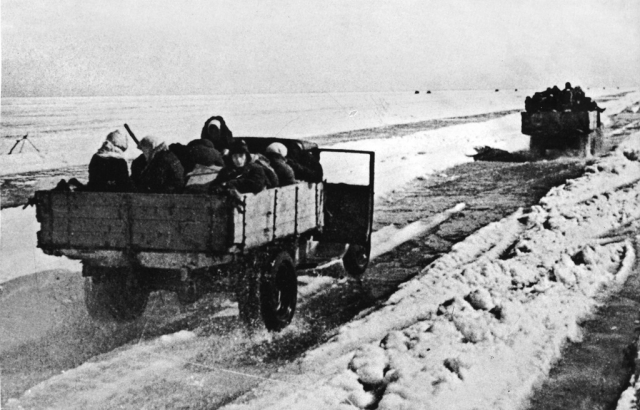 Эвакуация людей из блокадного Ленинграда на грузовиках по Дороге жизни. 1941 