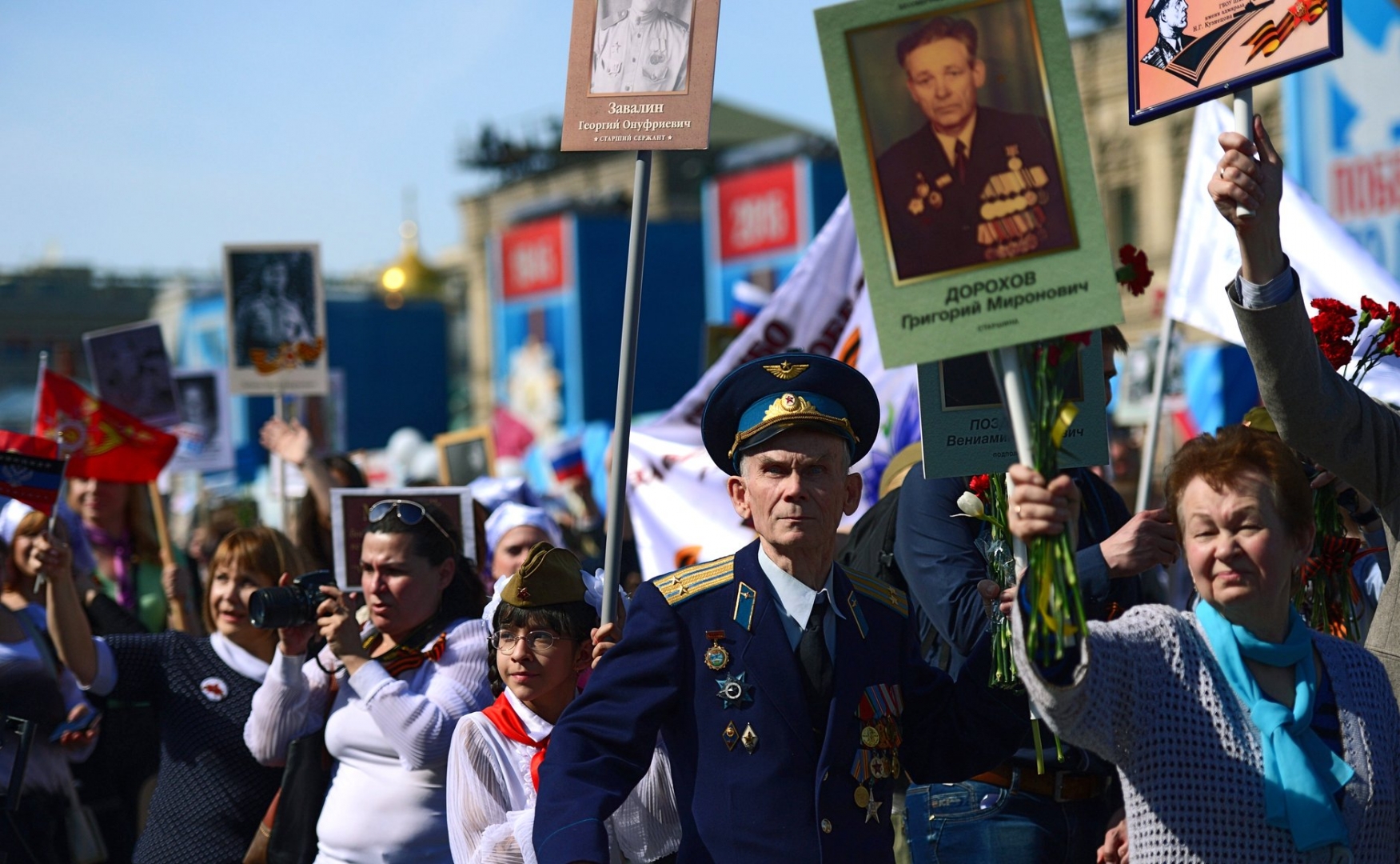 Выкинутые портреты бессмертного полка