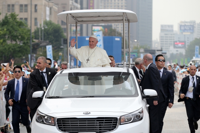 Папа Римский Франциск с охраной 