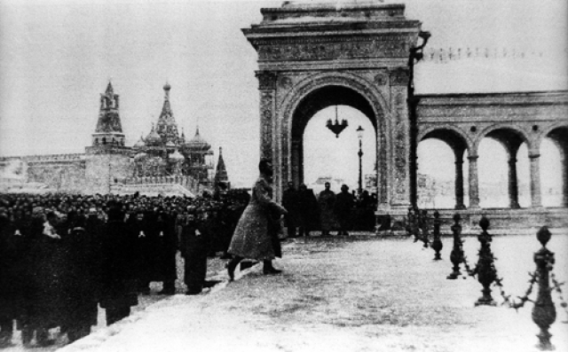 Перед началом церемонии возложения венков к памятнику Александра II в Кремле. 19.02.1902
