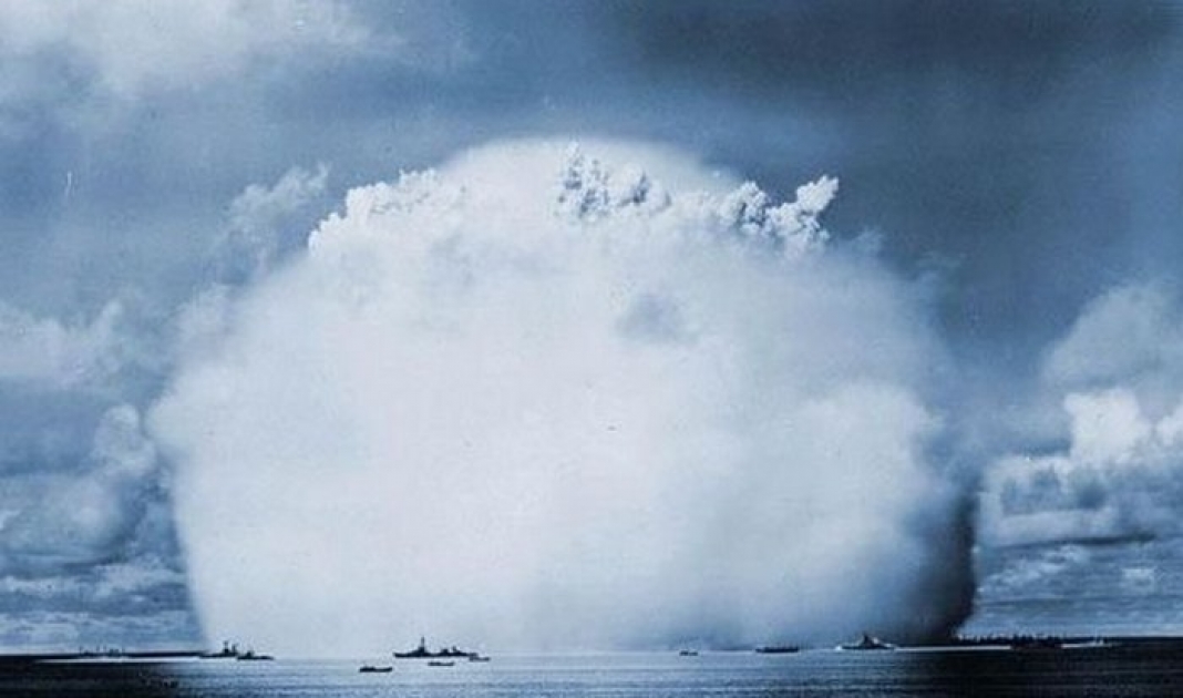 Взрыв посейдона. Ядерный взрыв Атолл бикини. Взрыв боеголовки Посейдон. Атомный взрыв в океане. Подводный ядерный взрыв.