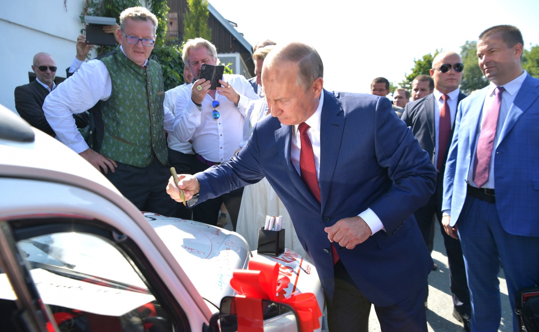 Автомобиль с автографом Путина продали в Австрии