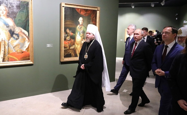 Митрополит Псковский и Порховский Тихон (в центре) 