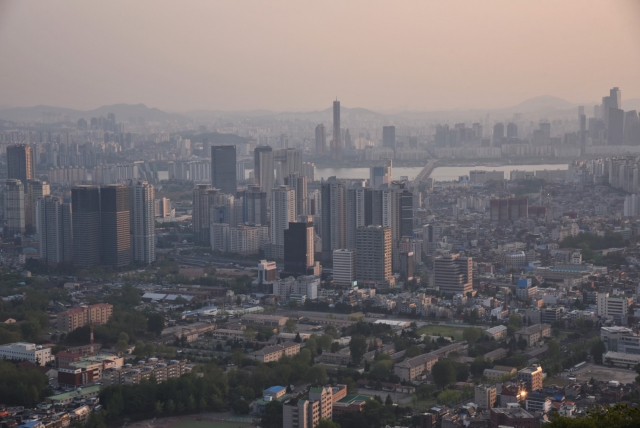 Современный город Сеул, название которого с корейского языка переводится как столица, развивается наравне с многовековой историей, отражая все приметы нашего времени