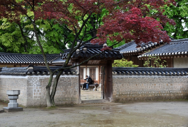 Женщины в саду Хувон. Дворец Чхандоккун. Сеул, Южная Корея