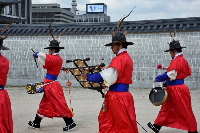 Церемония смены караула во дворце Кёнбоккун — красочный пример точной исторической реконструкции церемонии, которая проводилась во время правления династии Чосон в конце 14-го века. Сеул, Южная Корея