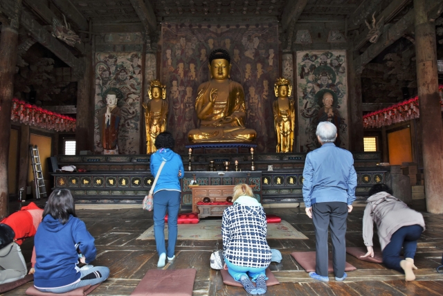 Во время молитвы. Храм Пульгукса. Кёнджу, Южная Корея