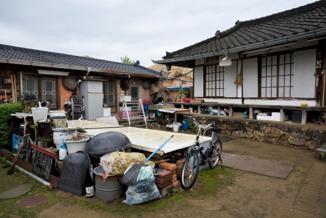 Двор сельского жителя с традиционными домами ханок. Деревня Хахве, Южная Корея