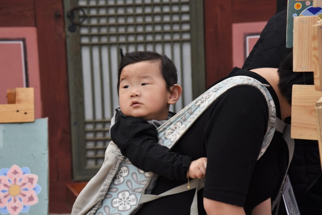 Женщина с ребёнком. Сувон, Южная Корея
