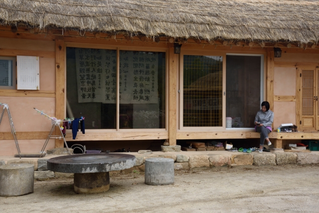 Традиционный корейский дом с типичной для сельской местности системой тёплого пола – ондоль. Всю обувь корейцы оставляют при входе. В доме, как правило, ходят босиком, проводя большую часть времени на полу. Деревня Хахве, Южная Корея