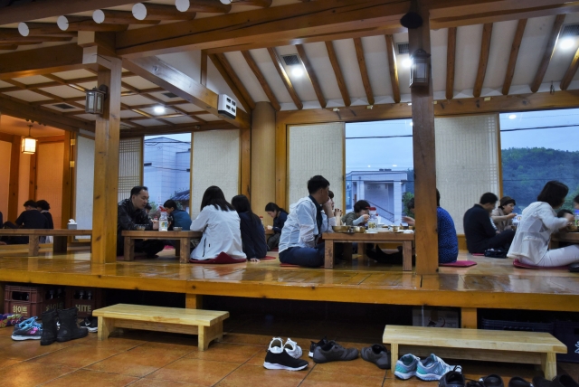В Корее имеет место культ еды. Едят в Южной Корее много и часто. Еду можно купить везде, даже ночью. Вместо приветствия местные жители используют фразу: «Ты сегодня ел» или «Хорошо ли поел»? Местный ресторан. Андон, Южная Корея