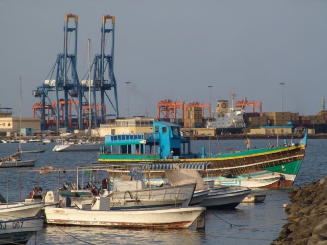 Порт Джибути — рыбацкая лодка перед контейнерным терминалом 